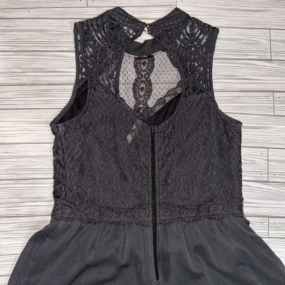 Exhilaration sleeveless romper, with lace - Picture 2 of 4